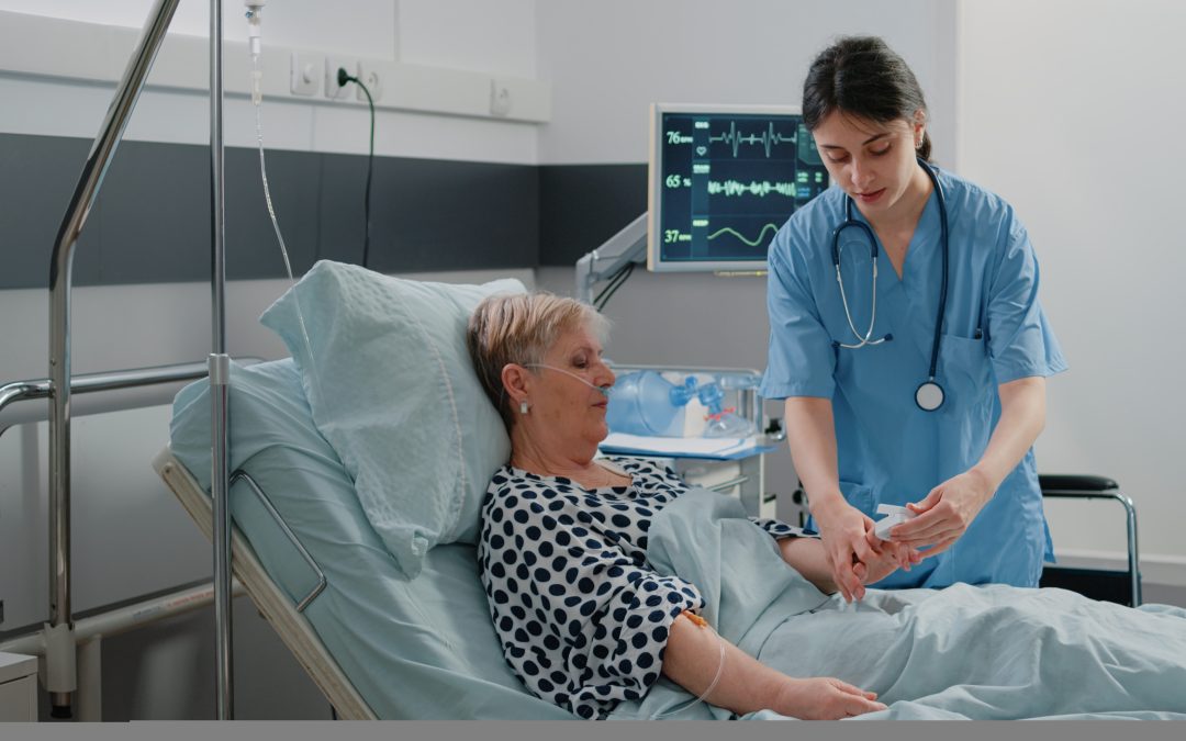infirmière aidant un patient dans un lit médicalisé